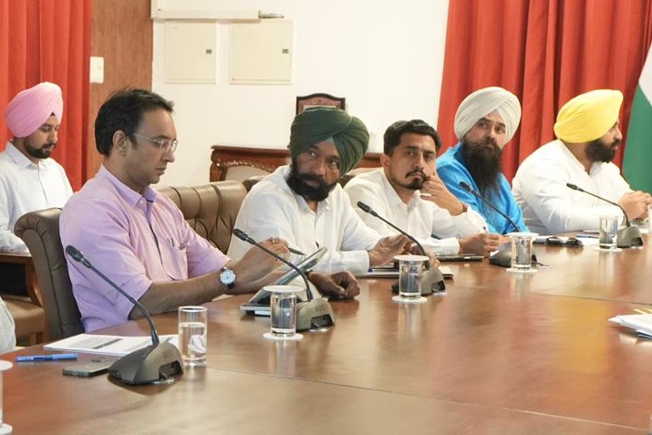 BhagwantMann's tweet photo. ਅੱਜ ਚੰਡੀਗੜ੍ਹ ਵਿਖੇ ਜਲ ਸਰੋਤ ਮੰਤਰੀ ਸ੍ਰੀ ਬਰਿੰਦਰ ਕੁਮਾਰ ਗੋਇਲ, ਕੈਬਨਿਟ ਮੰਤਰੀ ਸ੍ਰੀ ਹਰਜੋਤ ਸਿੰਘ ਬੈਂਸ ਅਤੇ ਸੰਸਦ ਮਾਲਵਿੰਦਰ ਕੰਗ ਸਮੇਤ ਉੱਚ ਅਧਿਕਾਰੀਆਂ ਨਾਲ ਇੱਕ ਅਹਿਮ ਮੀਟਿੰਗ ਕੀਤੀ। ਇਸ ਮੀਟਿੰਗ ਵਿੱਚ ਆਉਣ ਵਾਲੇ ਮਾਨਸੂਨ ਦੌਰਾਨ ਹੜ੍ਹਾਂ ਤੋਂ ਬਚਾਅ ਲਈ ਸੂਬੇ ਭਰ ਵਿੱਚ ਮਾਸਟਰ ਪਲਾਨ ਨੂੰ ਪ੍ਰਭਾਵਸ਼ਾਲੀ ਢੰਗ ਨਾਲ ਲਾਗੂ ਕਰਨ ਅਤੇ ਪੁਖ਼ਤਾ ਯੋਜਨਾਬੰਦੀ ਬਾਰੇ ਵਿਸਥਾਰਪੂਰਵਕ ਚਰਚਾ ਕੀਤੀ ਗਈ। 

ਸੰਭਾਵੀ ਨੁਕਸਾਨ ਨੂੰ ਰੋਕਣ ਲਈ ਅਗਾਊਂ ਤਿਆਰੀਆਂ ਦਾ ਜਾਇਜ਼ਾ ਲੈਂਦਿਆਂ ਅਧਿਕਾਰੀਆਂ ਨੂੰ ਸਮੇਂ ਸਿਰ ਸਾਰੇ ਸੁਰੱਖਿਆ ਪ੍ਰਬੰਧ ਮੁਕੰਮਲ ਕਰਨ ਦੇ ਸਖ਼ਤ ਨਿਰਦੇਸ਼ ਦਿੱਤੇ ਹਨ। ਪੰਜਾਬ ਸਰਕਾਰ ਲੋਕਾਂ ਦੇ ਜਾਨ-ਮਾਲ ਦੀ ਰਾਖੀ ਲਈ ਪੂਰੀ ਤਰ੍ਹਾਂ ਤਿਆਰ ਅਤੇ ਵਚਨਬੱਧ ਹੈ।
--------
आज चंडीगढ़ में जल संसाधन मंत्री श्री बरिंदर कुमार गोयल, कैबिनेट मंत्री श्री हरजोत सिंह बैंस और सांसद मालविंदर कांग सहित वरिष्ठ अधिकारियों के साथ एक महत्वपूर्ण बैठक की। इस दौरान आगामी मानसून में बाढ़ से बचाव के लिए पूरे राज्य में मास्टर प्लान को प्रभावी ढंग से लागू करने और पुख्ता योजना बनाने पर विस्तार से चर्चा की गई। 

संभावित नुकसान को रोकने के लिए तैयारियों की समीक्षा करते हुए अधिकारियों को समय रहते सभी सुरक्षा प्रबंध पूरे करने के सख्त निर्देश दिए हैं। पंजाब सरकार लोगों के जान-माल की रक्षा के लिए पूरी तरह से तैयार और प्रतिबद्ध है।