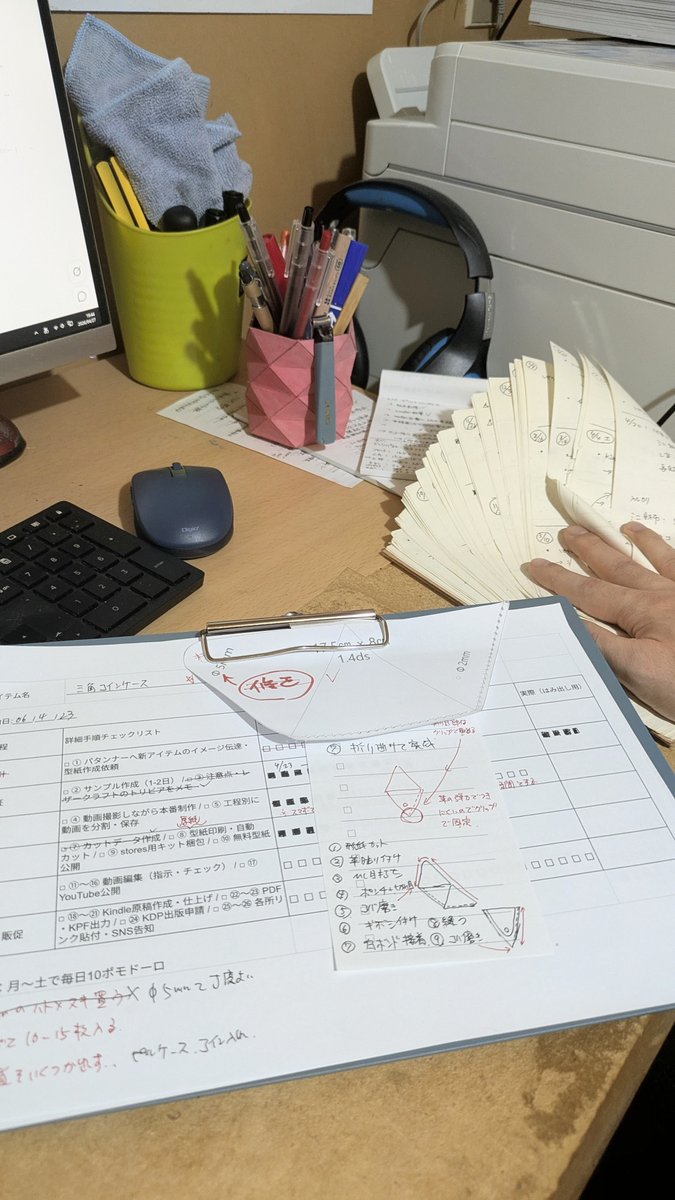 diy_programming's tweet photo. 読んだ本の記録3冊目！（AI使わずに書く）

タイトル：世界一シンプルな戦略の本
https://t.co/tCU19JGjdA

学んだ事： 
◆ 戦略とは、将来実現したい事と現在の状況を明文化し、その差を具体的に埋めるための手段の事。つまり、目標も現在の状況もぼんやりとしか把握できていないなら戦略は立てようがない

やった事： 
◆ 紙にやりたい事を書きまくるようになった、実現したい事さえ忘れなければ達成するための戦略はこの本とAIの壁打ちでいくらでも用意できると分かった

効果： 
◆ 実行力が向上した
今まではちょっとでも上手くいかないと萎えてやめてしまっていたが、"戦略"を意識する事で上手くいかない理由と次にやるべき事が明確になったので、プロジェクトの完走まで粘れるようになったと思う

#読書記録 #学び直し