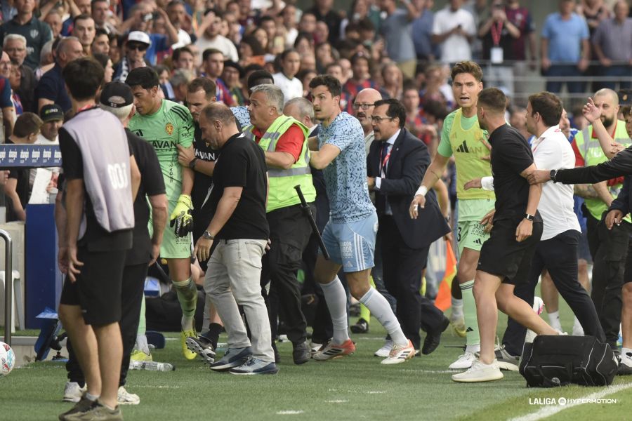 Según cuenta <a href="/periodicoaragon/">El Periódico de Aragón</a>, un jugador del Huesca llamó "maricón" a Andrada en el túnel de vestuarios, lo que provocó una nueva trifulca con los jugadores del #RealZaragoza. Arcediano Monescillo no recogió nada en el acta.