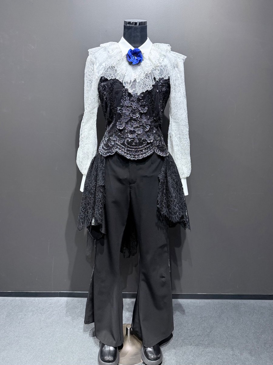 曲によって衣装が違う...だとｯｯ！？
しかも【マーズ】と【よだか】の衣装！？

←『踊』　　　　　　『アイ・アイ・ア』→