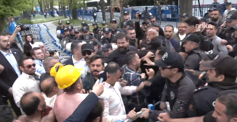 BirGun_Gazetesi's tweet image. #SonDakika 
Bakanlığa yürümek isteyen açlık grevindeki madencilere polis müdahalesi!

Müdahale sonucu Umut- Sen Örgütlenme Koordinatörü Başaran Aksu, gözaltına alındı
birgun.net/haber/bakanlig…