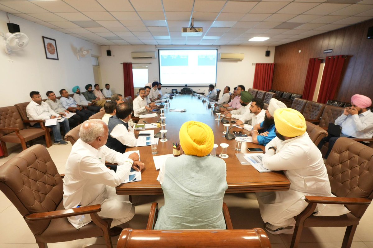 ਅੱਜ ਚੰਡੀਗੜ੍ਹ ਵਿਖੇ ਜਲ ਸਰੋਤ ਮੰਤਰੀ ਸ੍ਰੀ ਬਰਿੰਦਰ ਕੁਮਾਰ ਗੋਇਲ, ਕੈਬਨਿਟ ਮੰਤਰੀ ਸ੍ਰੀ ਹਰਜੋਤ ਸਿੰਘ ਬੈਂਸ ਅਤੇ ਸੰਸਦ ਮਾਲਵਿੰਦਰ ਕੰਗ ਸਮੇਤ ਉੱਚ ਅਧਿਕਾਰੀਆਂ ਨਾਲ ਇੱਕ ਅਹਿਮ ਮੀਟਿੰਗ ਕੀਤੀ। ਇਸ ਮੀਟਿੰਗ ਵਿੱਚ ਆਉਣ ਵਾਲੇ ਮਾਨਸੂਨ ਦੌਰਾਨ ਹੜ੍ਹਾਂ ਤੋਂ ਬਚਾਅ ਲਈ ਸੂਬੇ ਭਰ ਵਿੱਚ ਮਾਸਟਰ ਪਲਾਨ ਨੂੰ ਪ੍ਰਭਾਵਸ਼ਾਲੀ ਢੰਗ ਨਾਲ ਲਾਗੂ ਕਰਨ ਅਤੇ ਪੁਖ਼ਤਾ