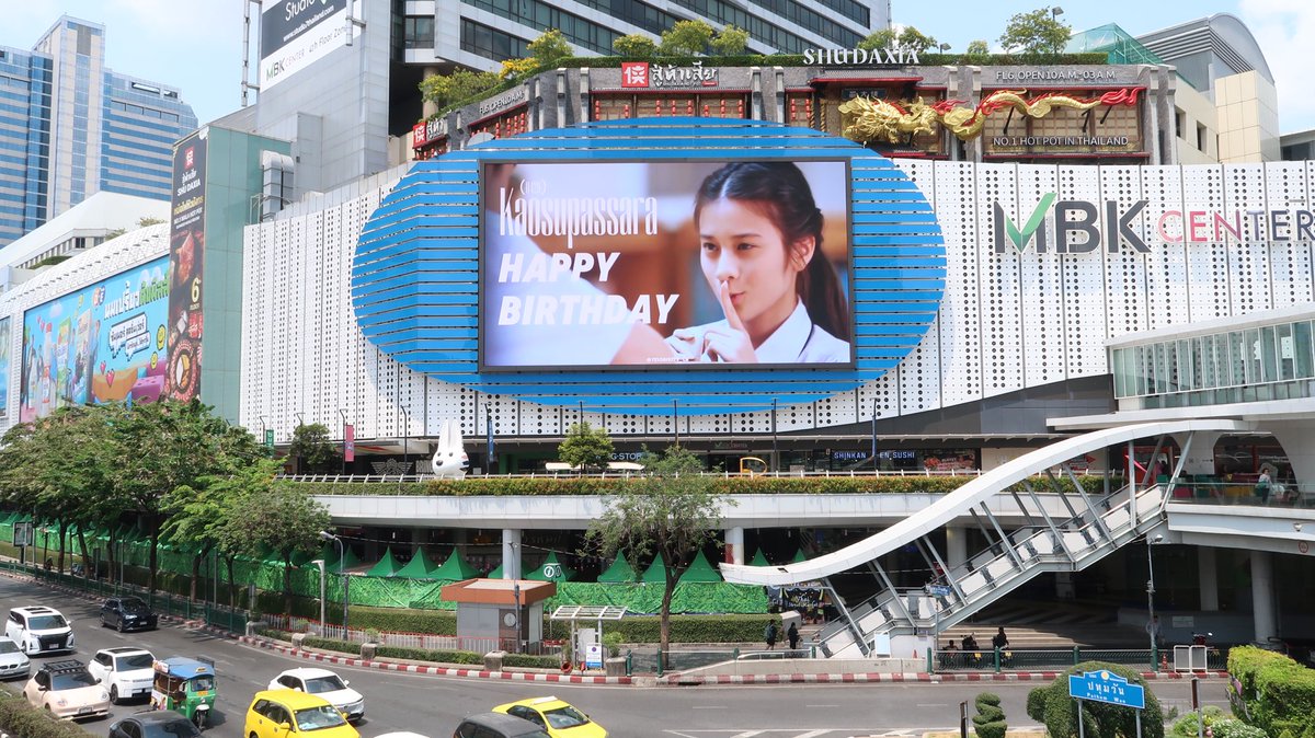 Tesori9779_CN's tweet photo. 【9779s | Happy Birthday to Kao!】

〖MBK LED Screen Support〗

We entrusted her name to the most vibrant heartbeat of Bangkok—shining 6 times every hour, holding each gaze for 15 seconds. Every moment is a love letter written by 9779s to time itself.
756 glances over 7 days—each beat of the city’s heart delivers another “Happy Birthday” carried by starlight.

As if destiny had written the script in advance: on screen, they bring salvation to others; off screen, we stay and stand by them. And the echo lasts through this entire week—when passersby look up, her and their smiles fall gently into your eyes. Beyond mountains and seas, within this screen, love arrives right on time.

『 Kao, Happy Birthday! 』

To all 9779s already in Bangkok or arriving soon, welcome to visit the heart of the city—the MBK screen.
Among these 756 moments of light, may there be many of you there to remember for her: those who are loved will always shine. 📸

〖Screen Info〗
📅 2026.04.27 – 2026.05.03 | 06:00 – 24:00
📺 15s per slot · 6 times/hour · 108 times/day
📍 444 Phaya Thai Rd, Wang Mai, Bangkok 10330

@Kaosupassara9

#supassra_sp