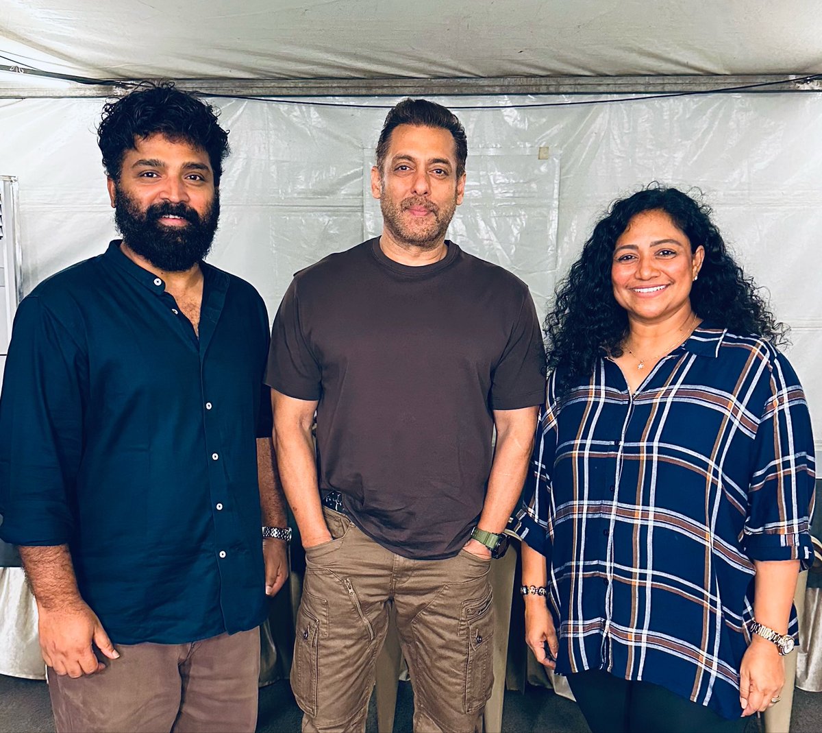 Latest from the SET - #SKV63 🔥🔥 

#SalmanKhan with Choreographer #ShobiPaulraj cooking up a DANCE track.