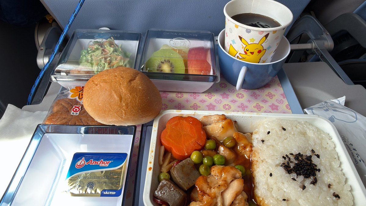 行きも帰りも機内食付いてたんだけど チャイナエアラインってフルサービス？？笑
