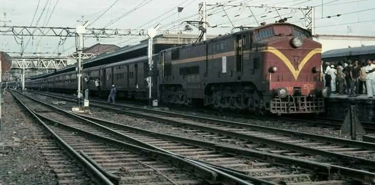 AnanthOnTrack's tweet photo. A beautiful photo of the WCM-5 electric locomotive at Pune, which is hauling the Deccan Express, captured around 1978! The WCM-5 is a historic class of 1.5 kV DC electric locomotives, notable as the first indigenously developed and manufactured electric engine in India. 

Produced by Chittaranjan Locomotive Works (CLW) in 1961 and designed by RDSO, 21 units were built, with the first named "Lokmanya" by PM Jawaharlal Nehru. They primarily served the Central Railway's Bombay area for 40 years before being phased out in the early 2000s.

These 1500V DC locomotives were Broad Gauge (W), Continuous Current (C), Mixed Traffic (M) engines, specifically designed for both passenger and freight services. 21 units were manufactured between 1961 and 1963. They were withdrawn in the early 2000s due to the transition from DC to 25 kV AC traction. #IndianRailways #History