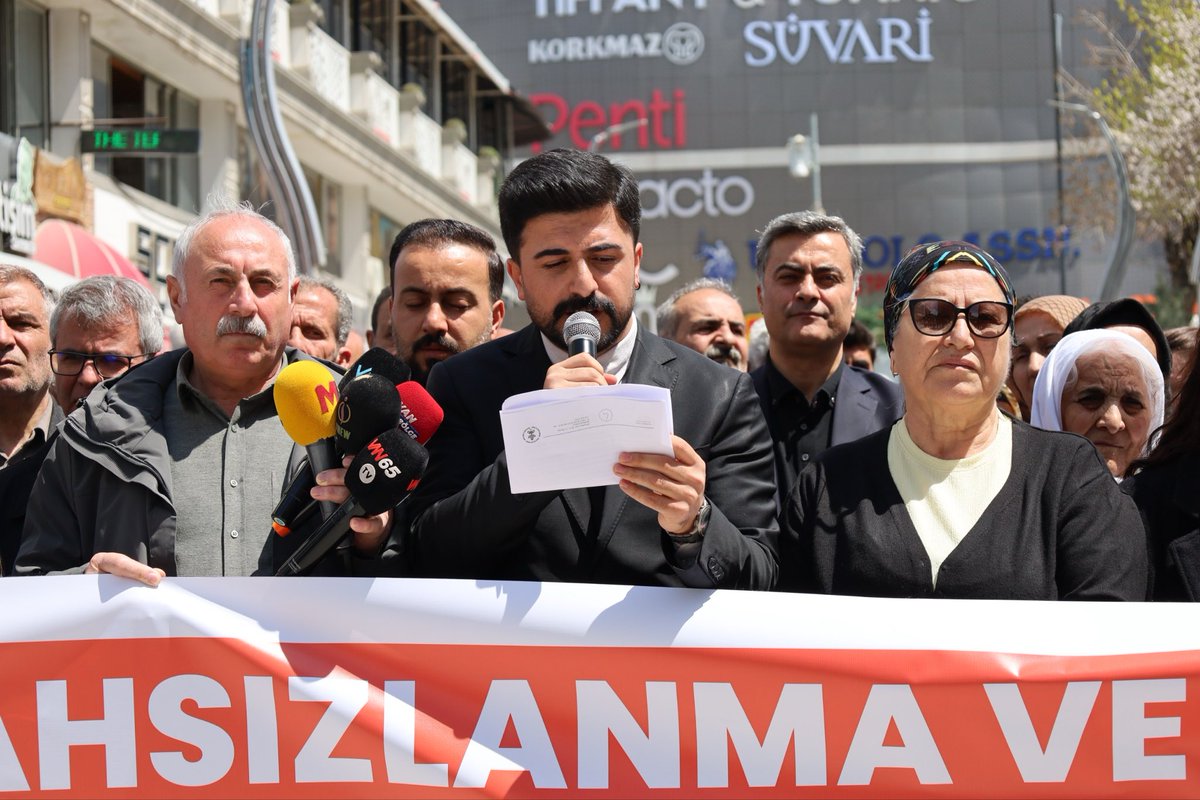 ihdvan's tweet photo. SİLAHSIZLANMA VE BARIŞ HUKUKİ REFORMLARLA GÜVENCE ALTINA ALINMALIDIR

İnsan Hakları Derneği olarak, silahların susmasının ve çatışmalı ortamdan kaynaklı yaşam hakkı ihlallerinin ortadan kalkmasının tek başına bütün halkların barış fikri etrafında bir araya gelmesi için yeterli bir neden olduğu kanaatindeyiz.

Yasal düzenlemelerin gecikmeksizin yapılması sürecin sekteye uğramaması için elzemdir.

İhd Van Şubesi olarak yaptığımız basın açıklaması 👇