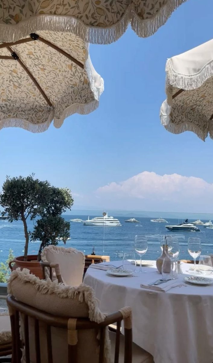 Elle Lookbook tweet media