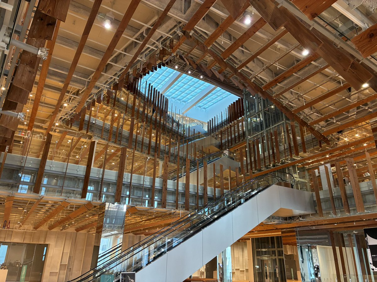 lusalio's tweet photo. 今日は軽めの観光で富山市ガラス美術館。建物がすごく綺麗！ https://t.co/v4lXF3EYSn