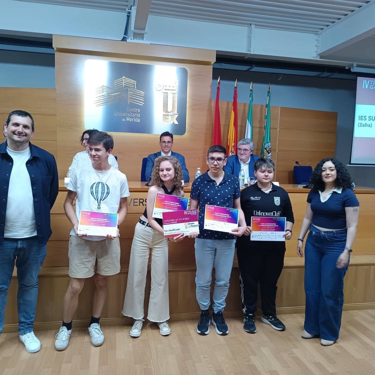 IesSuarez's tweet photo. IV Teleco Games.
Primer premio en categoría ESO: María Gutiérrez, Joel Cortijo, Ariadna Núñez y Álvaro Placeres
Primer premio en categoría FP: Miguel Macías, Pablo Girol, Gorka Pacha y Víctor González
Premio al mejor centro.
Profesores coordinadores: Enrique Agudo y María Botón https://t.co/7Rrg1d8ZFh