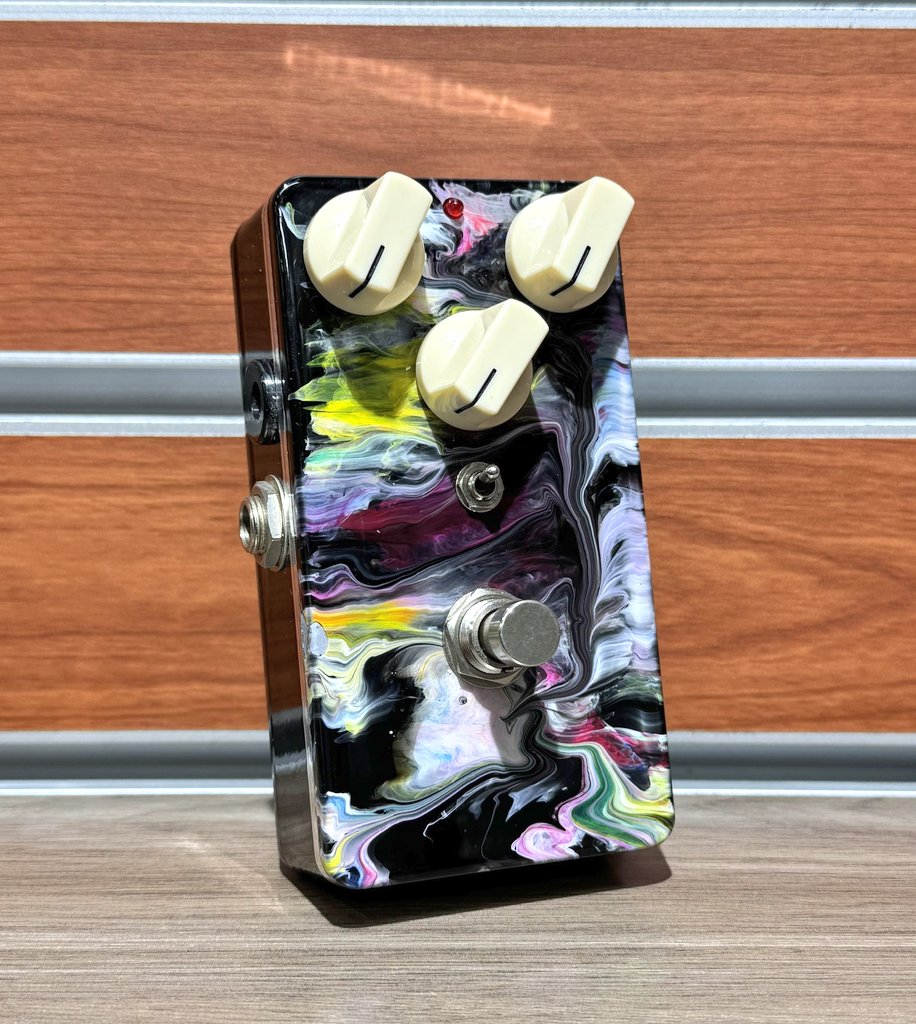 2ndgkkkn's tweet photo. 【御茶ノ水店】

ー入荷情報ー
Landgraph / Dynamic Overdrive

ブティックペダルの代表モデルの1つ、ランドグラフDOD
モード切替でTS系、ダンブル風、マーシャル風と3種類のサウンドが得られます
市場でも数の少ないレアペダル、お探しだった方は要チェックです！ https://t.co/GAWhJYModx