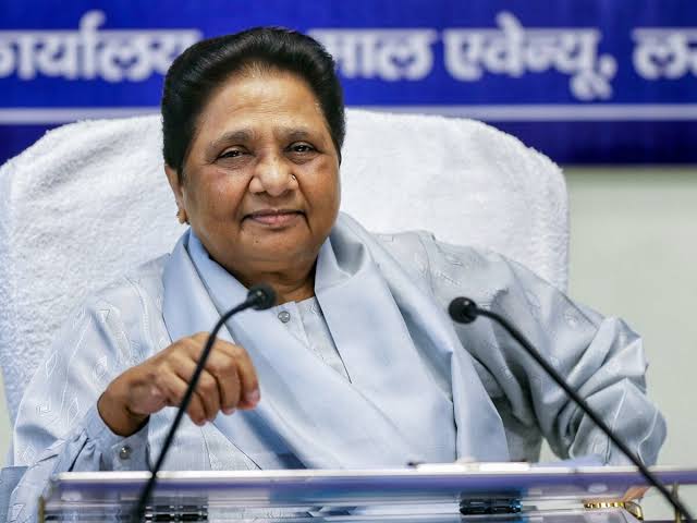 sagarGbsp's tweet photo. *BSP ही क्यों?* 
क्योंकि बहन जी ने करके दिखाया - कानून का राज, दंगामुक्त प्रदेश, गरीब-दलित-पिछड़ों को सम्मान। न वादे, न जुमले, सिर्फ जमीन पर काम। यूपी का भविष्य सुरक्षित हाथों में चाहिए तो हाथी का बटन दबाइए। #BSP4UP #Mayawati #BahujanHitay https://t.co/g3V4MGazHl