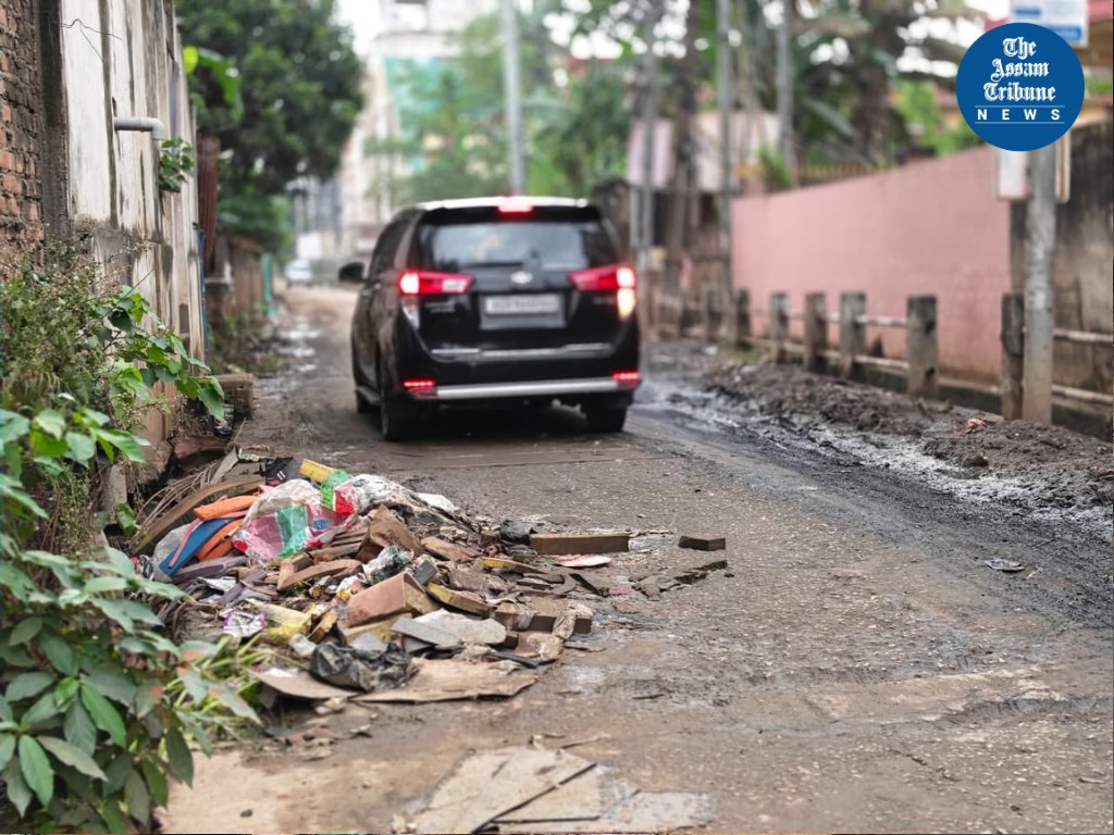 assamtribuneoff's tweet image. #InPics | De-siltation debris left on roadsides in Zoo Road, Anil Nagar and Rajgarh areas of Guwahati.

The photographs were taken on April 27. 

#guwahati #TheAssamTribune 

@gmc_guwahati @mrigen_sarania