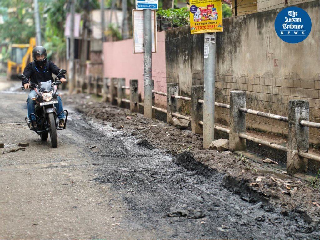 assamtribuneoff's tweet image. #InPics | De-siltation debris left on roadsides in Zoo Road, Anil Nagar and Rajgarh areas of Guwahati.

The photographs were taken on April 27. 

#guwahati #TheAssamTribune 

@gmc_guwahati @mrigen_sarania