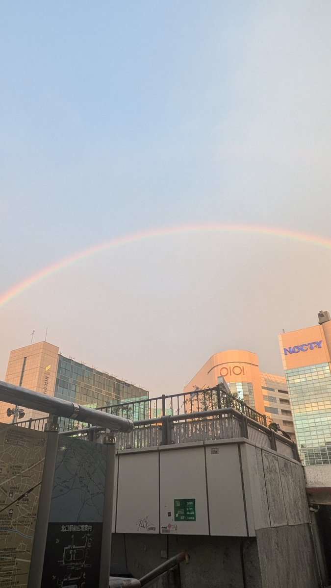 _kasemusic's tweet image. レインボゥ！
こんなに大きいのに遭遇したのは初めてかも！
#rainbows #レインボー #虹