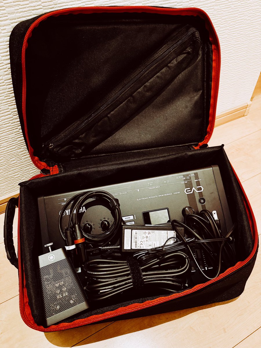kinaming's tweet image. 持ち出してナンボのEAD50
いろいろケースを試してみたらTAMAのツインペダルケース（PBP210）がシンデレラフィット✨
マウントアダプターも付けたままで大丈夫だし、なんならアドオンマイクやケーブルもまだまだ入る！迷える同志達へ共有！
#EAD50
#YAMAHA
#PBP210
#TAMA

amzn.to/4ucb12S