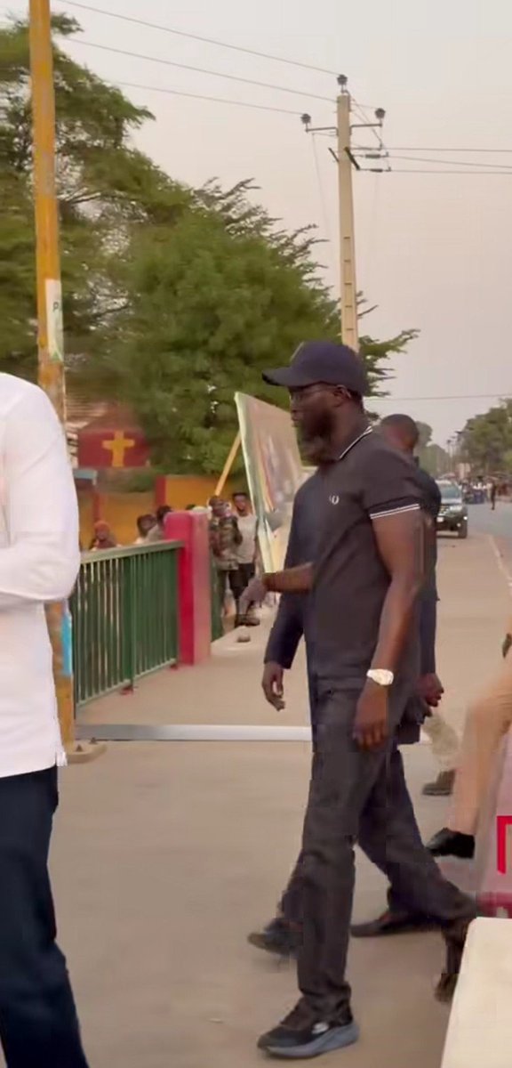 ibra_mamoudou's tweet image. #Sénégal 

Voix, corps et port d'un Président...

Permettez-moi de le dire : un président de la République ne s'habille pas si négligemment en public. La tenue du chef de l'État (voir photos), à la limite d'un accoutrement et qui n'est pas une IA, n'est pas à la hauteur de