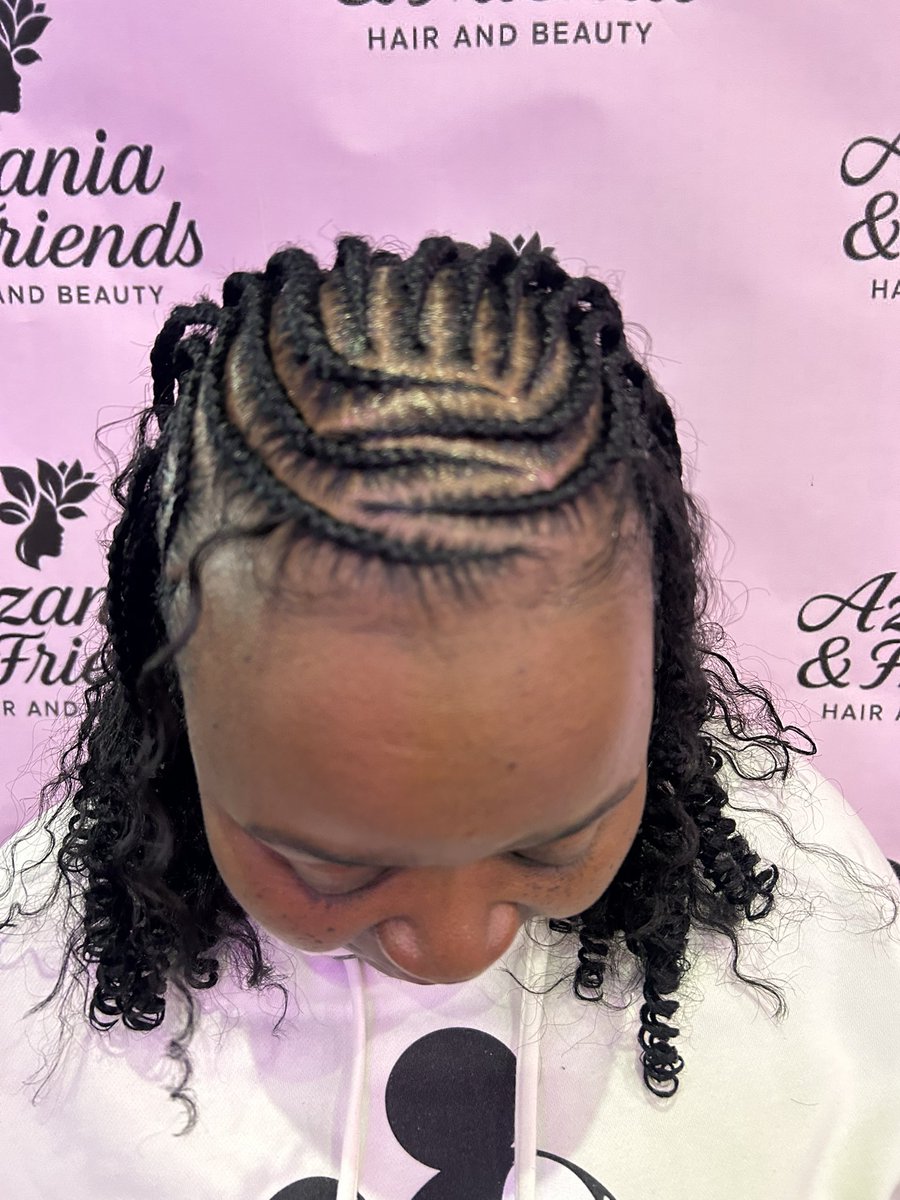 azaniabeautyza's tweet image. Hello🌸 Today's beauty did a half straight back with braids and curls! She's all set. 
Book your appointment now via What's App on 073 124 8015! Located at the @mallatreds opposite Capitec Bank. You deserve to have nails that turn heads! 
#AzaniaProjects #azaniaprojects #hairdone