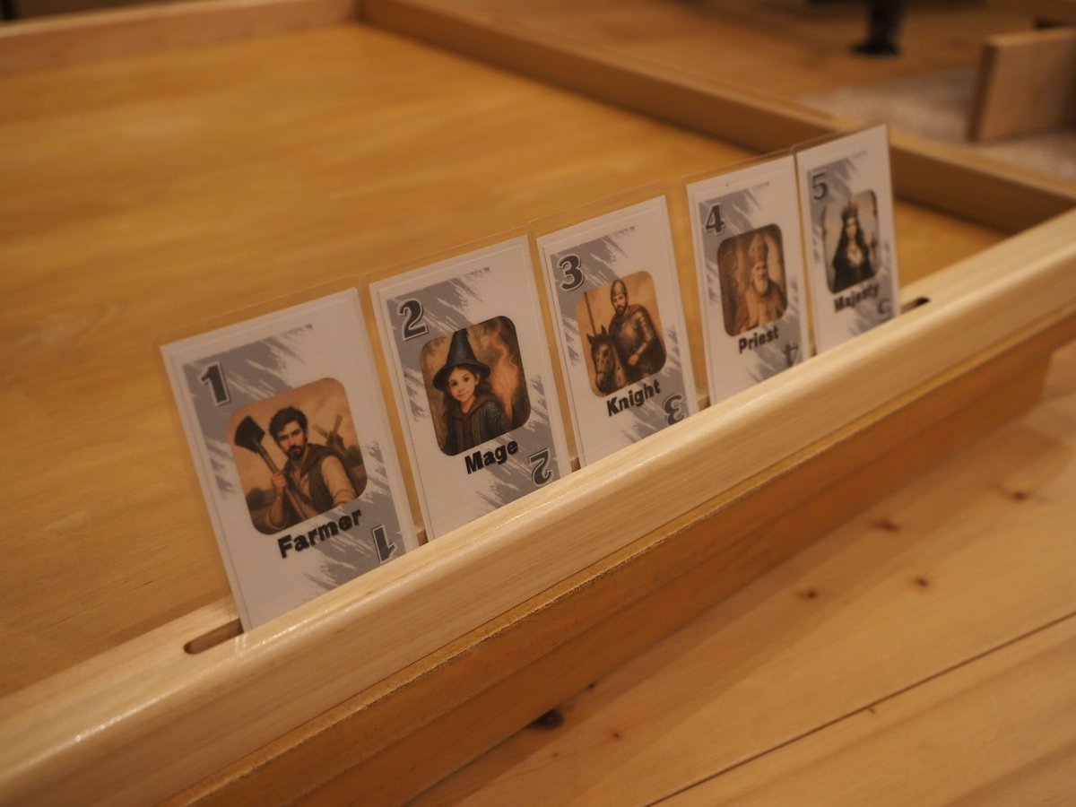 uzura_koromo's tweet image. 楽しい #廃材工作 、＃ボドゲテーブル の続き！枠の塗装が乾いたのでゲーム版に固定しました。枠の四辺にカードが立てられるような溝を掘ってもらったので、ゲームによっては有効に使えるかと思います。
＃DIY