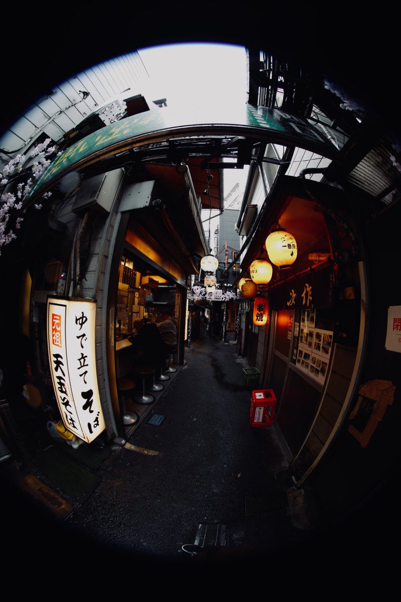 dkcamera2027's tweet photo. 思い出横丁スナップ
雨の日の横丁。
魚眼で覗くと、
いつもの細い路地が少し違う世界みたいに見える。
濡れた地面と提灯の灯り、
この日はそれだけで十分でした。
Camera: EOS 5D Mark IV
Lens: EF 8-15mm F4L Fisheye USM
#思い出横丁 #新宿スナップ #魚眼レンズ #雨の日スナップ #EOS5DMarkIV https://t.co/YNHnVLSyd5