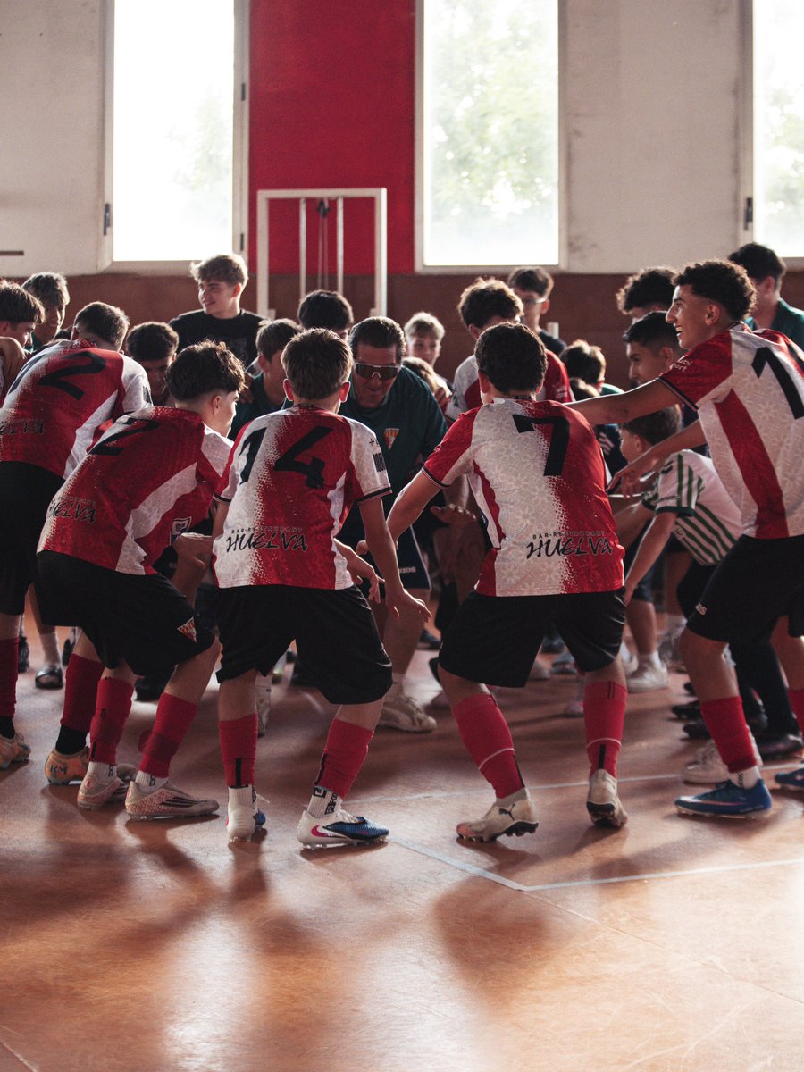 UERubi's tweet photo. 🔝 HISTÒRIC! 🔝
El S15B fa el salt i ja és equip de PREFERENT! 💪⚽

Una temporada espectacular culminada amb l’ascens, sota la direcció d’@aitor_torres2 i Álvaro Cifuentes 👏. https://t.co/db6CPwmldn