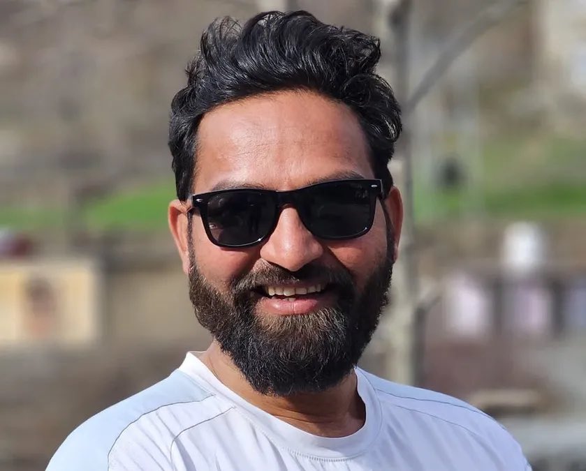 एक बार फिर सत्यमेव जयते 🇮🇳

JK हाई कोर्ट ने AAP विधायक मेहराज मालिक पर लगाया गया PSA ही क्वैश कर दिया है और उन्हें तुरंत जेल से रिहा करने के आदेश दिए हैं।

आप नेताओं पर बिना वजह फर्जी मुकदमे लगाने वाली, अहंकारी और तानाशाही भाजपाई सत्ता के गाल पर एक और कानूनी तमाचा।

जम्मू-कश्मीर