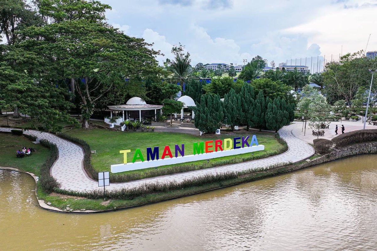 onnhafiz's tweet photo. Syukur Alhamdulillah. Taman Merdeka kini berwajah baharu!

Kerajaan Negeri melalui Majlis Bandaraya Johor Bahru (MBJB) telah menaik taraf Taman Merdeka dengan peruntukan sebanyak RM3.34 juta, melibatkan kawasan seluas kira-kira 30 ekar. Usaha ini memberi nafas baharu kepada taman rekreasi ikonik ini, selaras dengan komitmen Kerajaan Negeri dalam memperkasa kemudahan awam di Johor.

Saya berkesempatan meninjau sendiri tahap kesiapsiagaan kemudahan di sini. Antara kemudahan baharu yang disediakan termasuklah zipline (flying fox), rope course serta gymnasium terbuka yang bukan sahaja menambah elemen rekreasi aktif, malah memberi pilihan riadah yang lebih pelbagai kepada pengunjung daripada pelbagai peringkat umur.

Pada kesempatan ini, saya juga ingin mengingatkan agar kita dapat bersama-sama memelihara kebersihan dan menjaga harta awam dengan penuh rasa tanggungjawab. Kebersihan, keselamatan dan keselesaannya bergantung kepada sikap kita semua dalam menggunakannya dengan berhemah.

Semoga dengan penambahbaikan ini, Taman Merdeka dijangka menjadi destinasi rekreasi bandar yang lebih inklusif, selamat dan sesuai untuk seisi keluarga. 

Ayuh Bangsa Johor, manfaatkan kemudahan ini bersama keluarga dan rakan-rakan. Semoga Taman Merdeka terus menjadi destinasi riadah pilihan dan kebanggaan kita semua. Insya-Allah.

Allah Peliharakan Sultan
Allah Berkati Johor
Kepada Allah Kita Berserah

#BangsaJohor #MajuJohor #MajesticJohor #TahunMelawatJohor2026