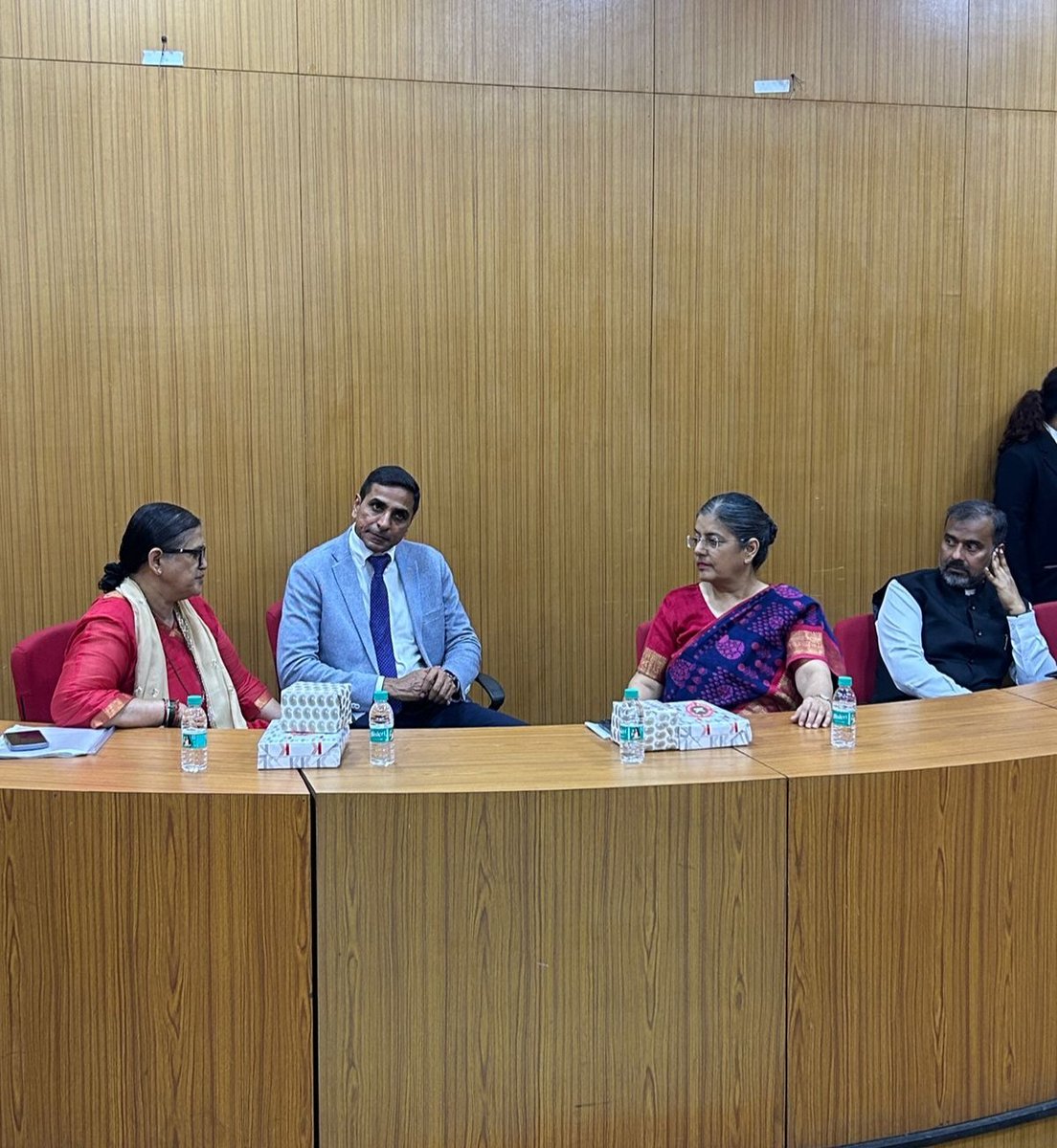 CCI_India's tweet photo. Smt. Ravneet Kaur, Chairperson, CCI, delivered Keynote Address during  Regional Workshop on Competition Law, organized at University of Mumbai Law Academy, Department of Law, Fort Campus, Mumbai on 24.04.2026. https://t.co/qfBgFBQMyi