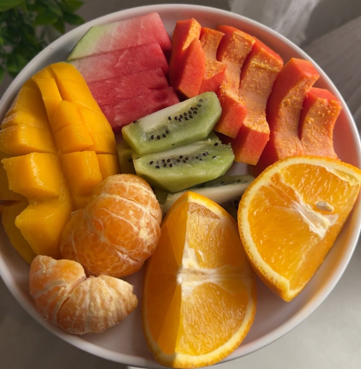 SbYp4's tweet photo. Fresh mixed fruit bowl  🍌🍇🍓 https://t.co/miyexTBwN1