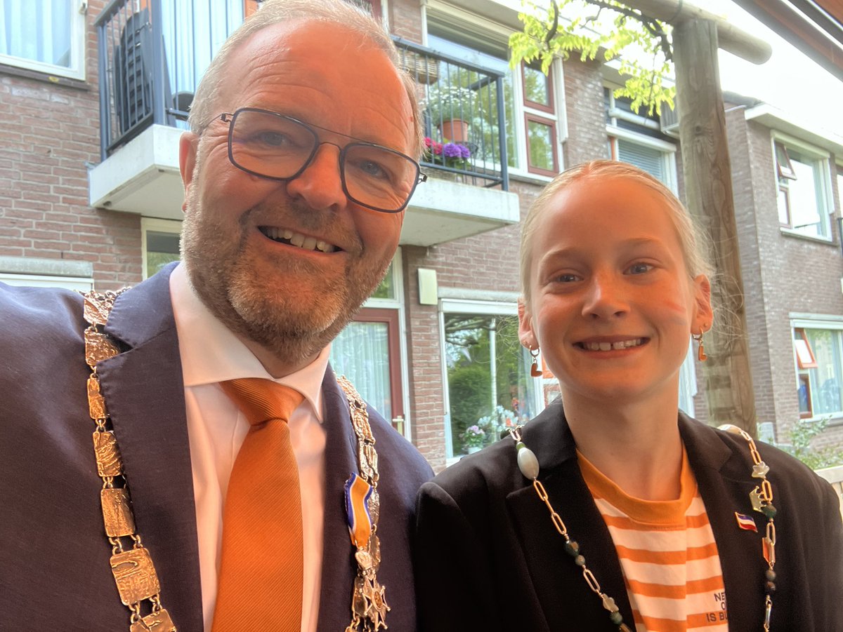 ServaasStoop's tweet photo. Vanmorgen waren #kinderburgemeester Joa en ik bij de #aubade in #Herwijnen. Bij Avondlicht zongen we liederen als start van #Koningsdag2026: het feest ter gelegenheid van de 59e verjaardag van Zijne Majesteit Koning Willem-Alexander. Vanuit @WestBetuwe de hartelijke felicitaties! https://t.co/1veheyKVB2