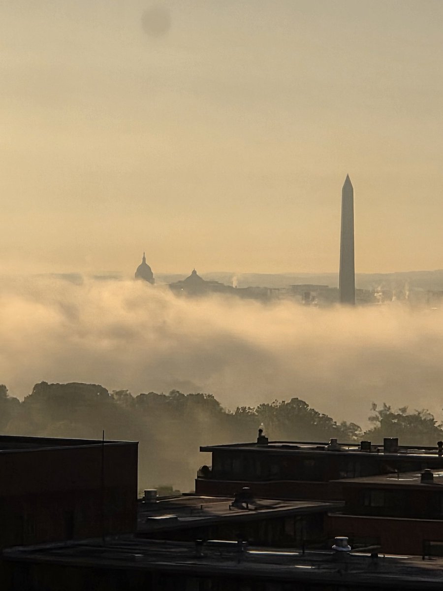 WinniesWiskers's tweet photo. @capitalweather The fog off the water is heavy! I gasped when I got into my Rosslyn office not expecting to see this since there was no fog for me on my way in. https://t.co/P9KJK96W59
