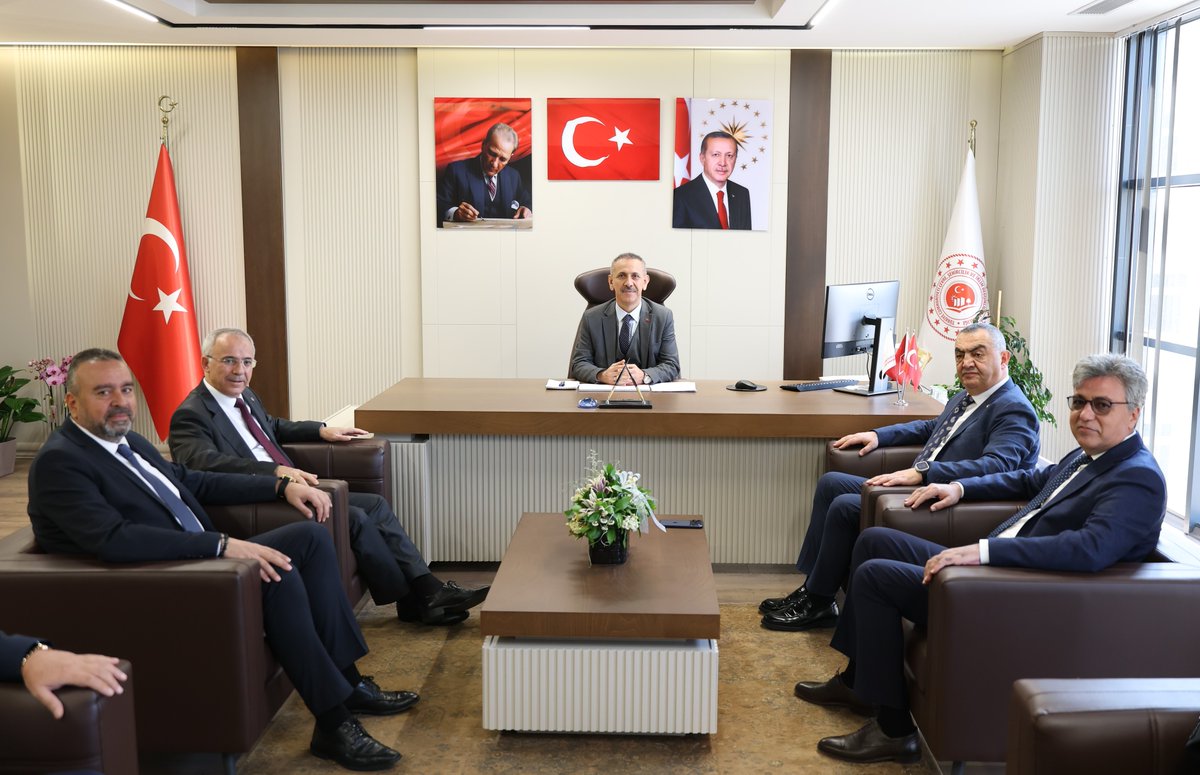 incesuOSB's tweet photo. Yönetim Kurulu Başkanımız 
İrfan Püsküllü,
Çevre, Şehircilik ve İklim Değişikliği İl Müdürlüğü görevine atanan Sn. Mehmet Fatih Namık Öztürk’ü makamında ziyaret ederek, hayırlı olsun dileklerini iletti.
Nazik ev sahipliğinden dolayı Sn. İl Müdürümüze teşekkür ederiz. https://t.co/cpeYfkccCn