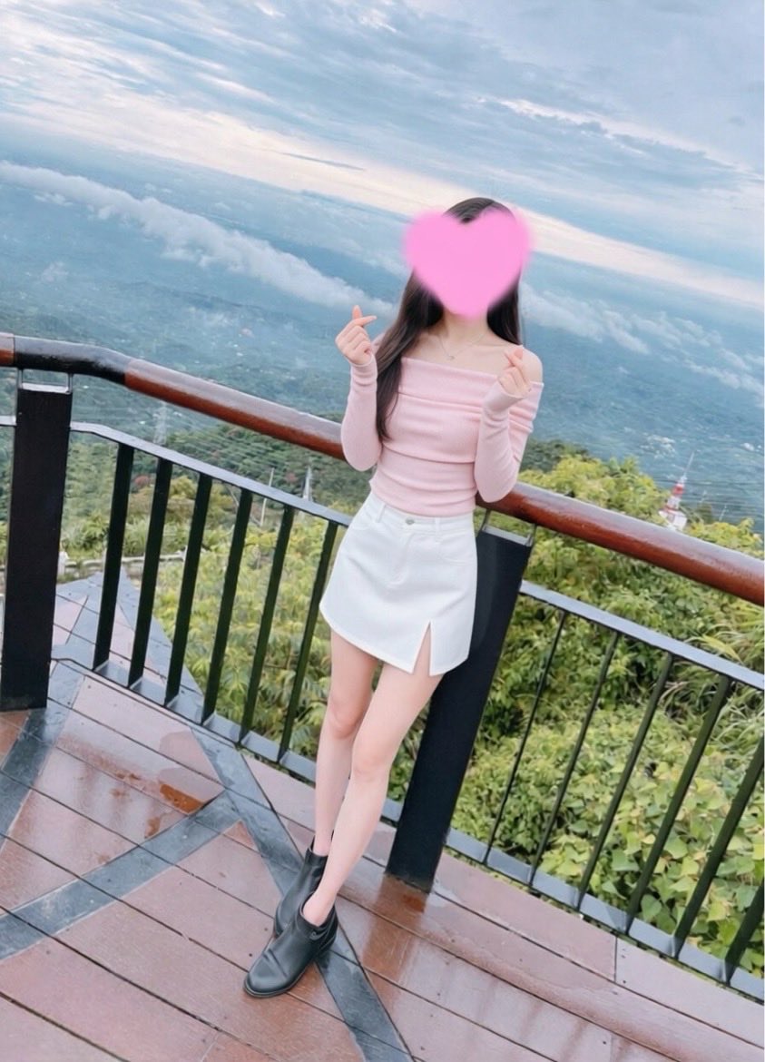 剛剛偷偷在老公耳邊說～

一個月前的今天妳老婆才剛被蹂躪了十幾次肚子裝得滿滿的才送回來呢🥺🥺

結果馬上就被老公就地正法了🤤
得到老公的使用說明書了🥰🥰🥰

上次聽到有朋朋跟老公說我很有色氣感😂到底什麼是色氣感呀🤔

反差嗎？還是～跟我說說好咪🤔