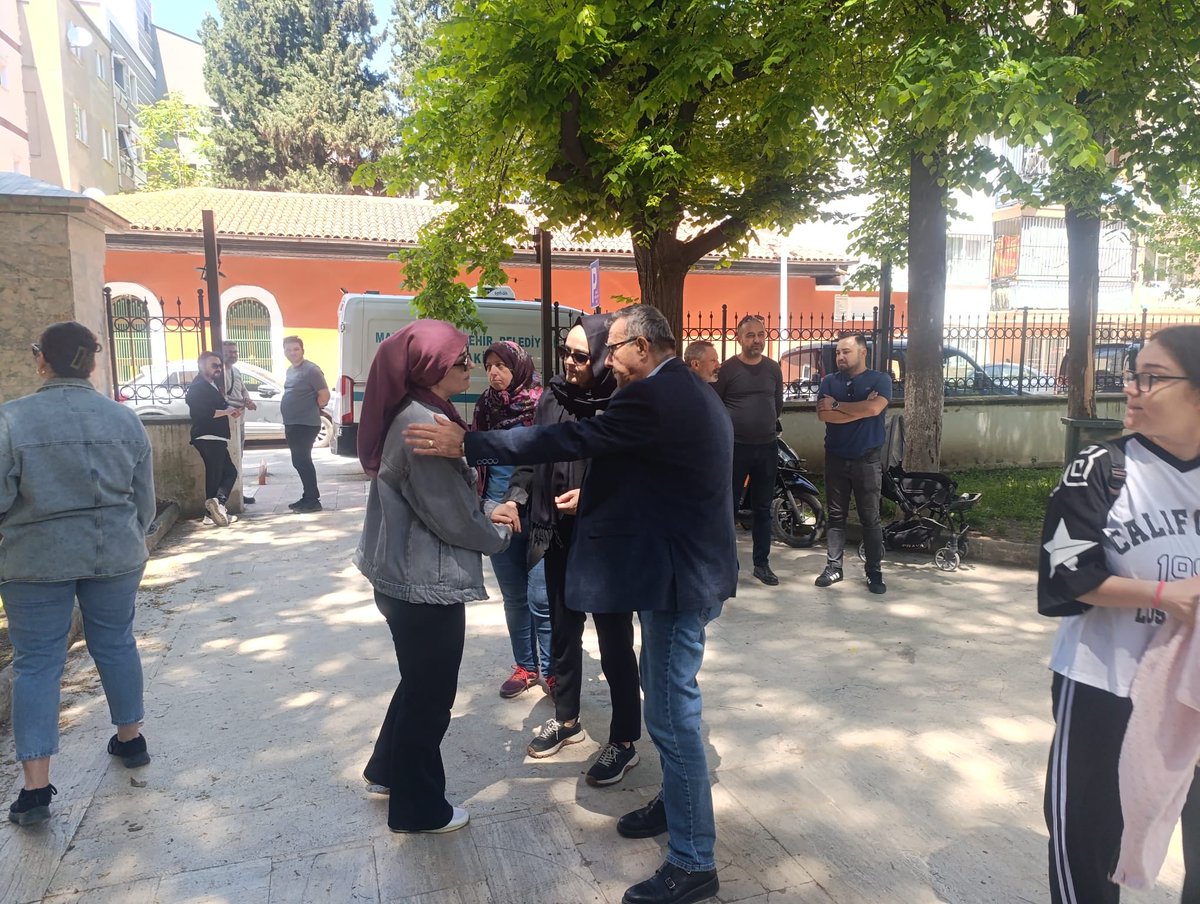 Şehzadeler Belediyesi çalışanımız Tuba Karakavuk’un vefat eden kıymetli annesinin cenazesine katılarak acısını paylaştık.

Merhumeye Allah’tan rahmet ailesine ve yakınlarına sabır ve başsağlığı diliyoruz. Mekânı cennet olsun.