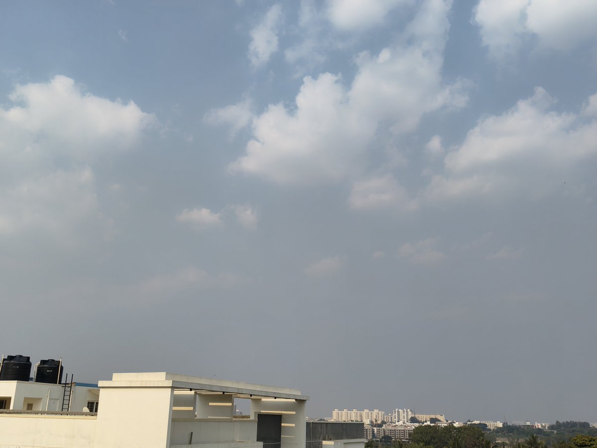 namma_vjy's tweet image. 4.40PM Update: After many days spotting Cumulus Clouds ☁️ in the evening sky.

Sky not looking as barren as usual.

#Bengaluru