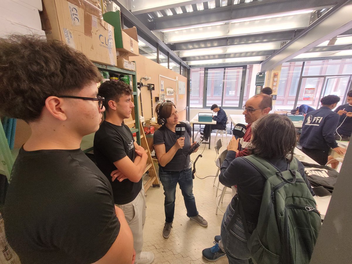 EdTbarcelona's tweet photo. Avui sortim a la ràdio! 🎙️
L’Escola del Treball serà protagonista al programa El Balcó de Cadena SER a partir de les 18 h.
Parlarem de formació professional, oficis amb futur i connexió real amb el món laboral. No us ho perdeu! 🚀 #FP
@La_SER  #EscolaDelTreball https://t.co/nNghlmSplt