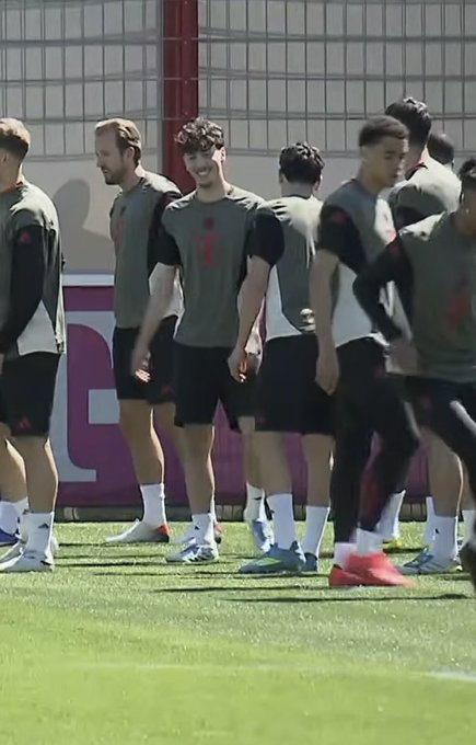 roro_bayern's tweet photo. David Santos #Daiber a repris l'entraînement avec l'équipe première après s'être remis de sa blessure.

(via : @BayernYouth1)

#FCBayern || #ParisBayern || #UCL || #PSGFCB || #PSGBAY || #ChampionsLeague || #FCBayernCampus || #MiaSanMia 🔴⚪ https://t.co/9SUoXeNoFu