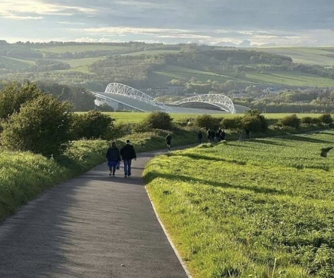 AndrewJames1901's tweet image. There really is no place like home! 🏡💙🤍

Beautiful photo that, simply stunning! 🤩

📸 Credit - @CuriosidadesPRL 

#Brighton #BHAFC