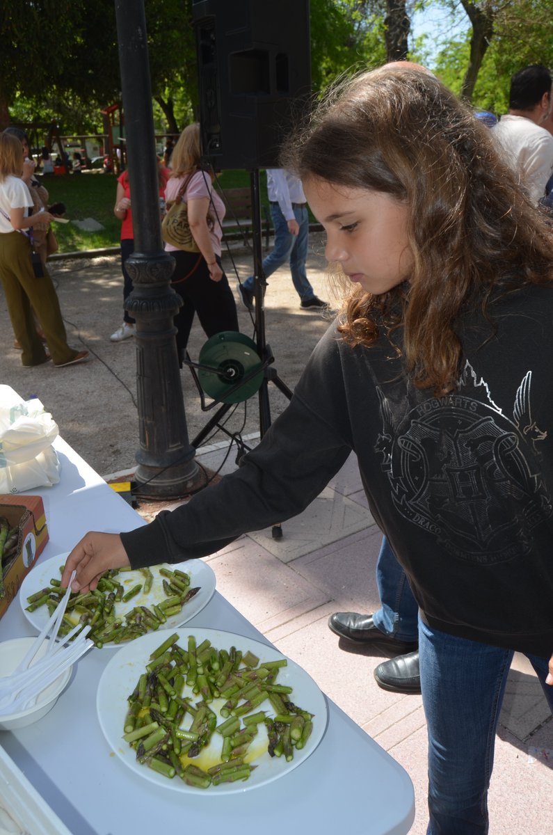 GrupoAPAG's tweet photo. Ayer Domingo tuvimos un espacio en la Feria del Comercio y Turismo de @AytoGuadalajara, para promocionar el espárrago verde de Guadalajara.
Nuestros socios. Fernando y Rocío, jóvenes agricultores  y productores impartieron una charla sobre el espárrago verde, cultivo, manejo.. https://t.co/2GTj3rNSde