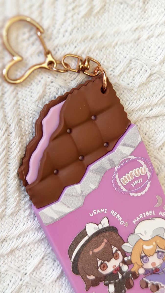 Aliaos_'s tweet photo. 新しいグッズ
秘封チョコサンド🍫 が登場！

- PVC 製立体菓子ストラップ

サイズ：10.4×4.8cm
片面プリント
立体サンドクッキーデザインで、とっても可愛いです✨

ここ数日、hampにてグッズの実物写真を順次アップしていきます。
ぜひチェックしてみてください～
#例大祭23
#博麗神社例大祭 https://t.co/0VfhmshGFC