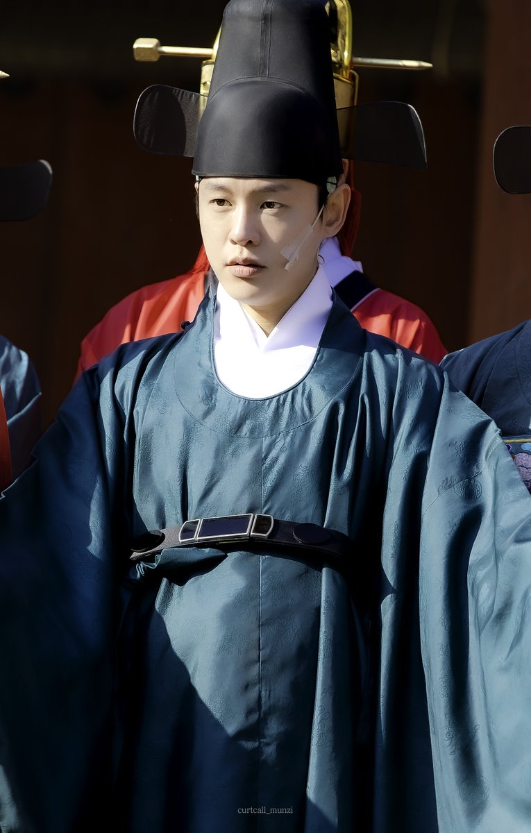 컷콜 찍는 먼지 tweet media
