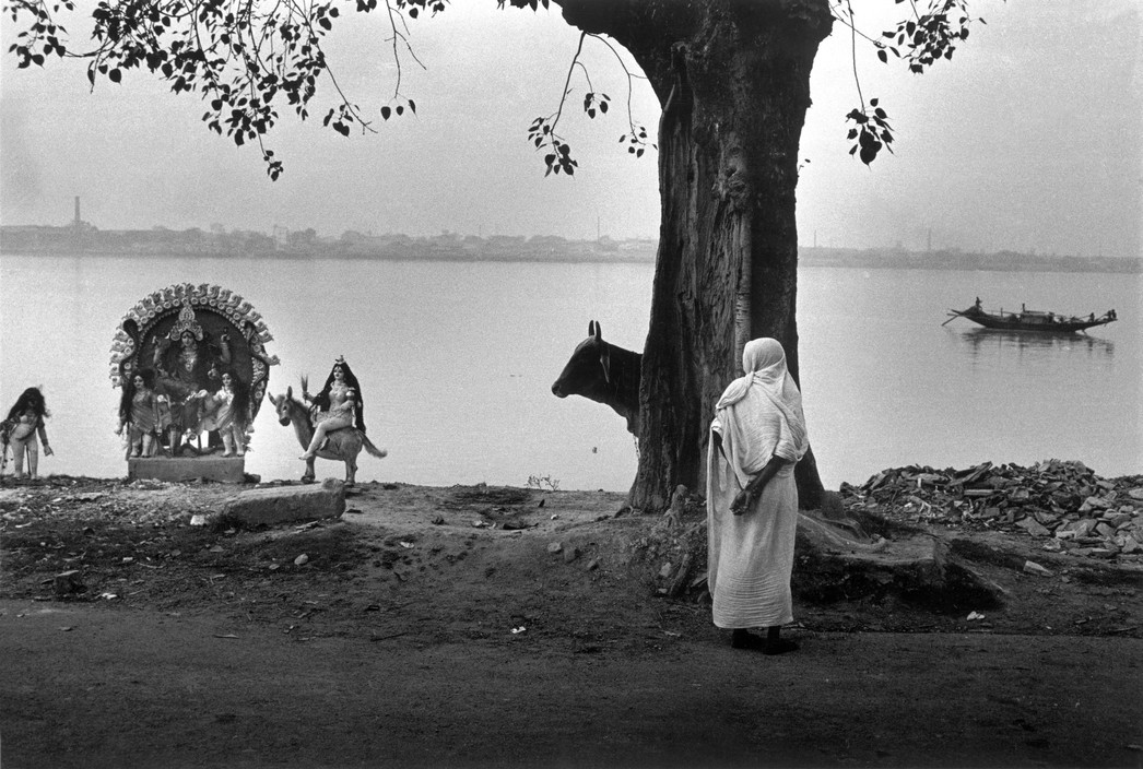 Perhaps my favourite shot of his. Along the Ganga. Calcutta, 1987. Raghu Rai.