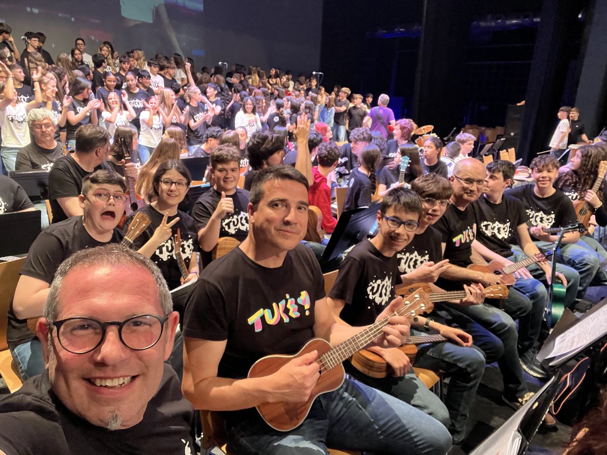 JASSORBETA's tweet photo. Aquest cap de setmana he debutat com a Ukulelista concertista al palau de la música d’Altea amb el projecte mini-TuKè? representant l’IES Josep Iborra, de Benissa. Un goig! Molt divertit!😍😘🙋🏻‍♂️ https://t.co/atL0TNRB9p