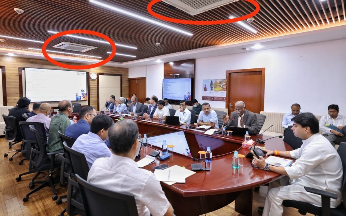 मुझे भी पहले पता नहीं था, लेकिन अभी एक जानकार ने बताया
जो मशीन लाल घेरे में है वो AC नहीं है
उसे मंत्री जी ने खुद से बनवाया है, उसमें डेली 10 KG प्याज का रस भरा जाता है
दिन पर वो रस ठंडक देती है, बिना बिजली के....
उस मशीन का patent मंत्री जी के पास ही है, आप नहीं लगवा सकते...
