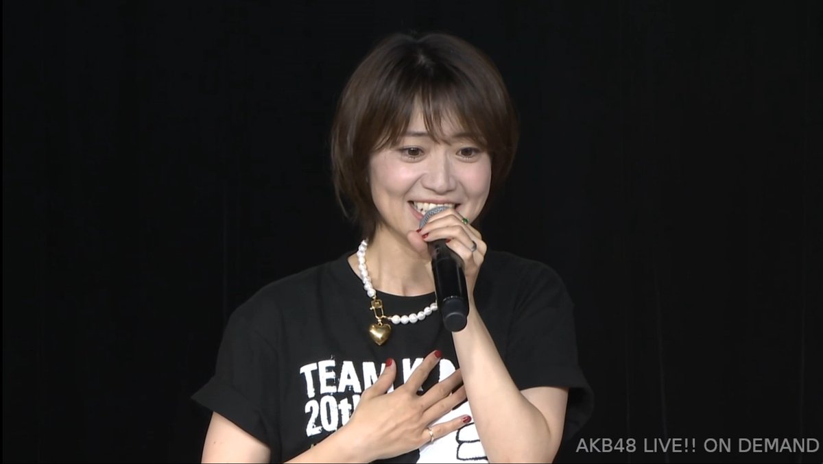 大島優子「私は20周年迎えてこの前の武道館のときにすごい色んな思いを整理しました。大変だったこともあったけど、幸せな時間の方が多かったかなって思って、横を見ると…ヤバい！ヤバい！横を見ると仲間がいるってことにすごい…横を見ると仲間がいて、やっぱ1人でその後卒業してからやるってめっち