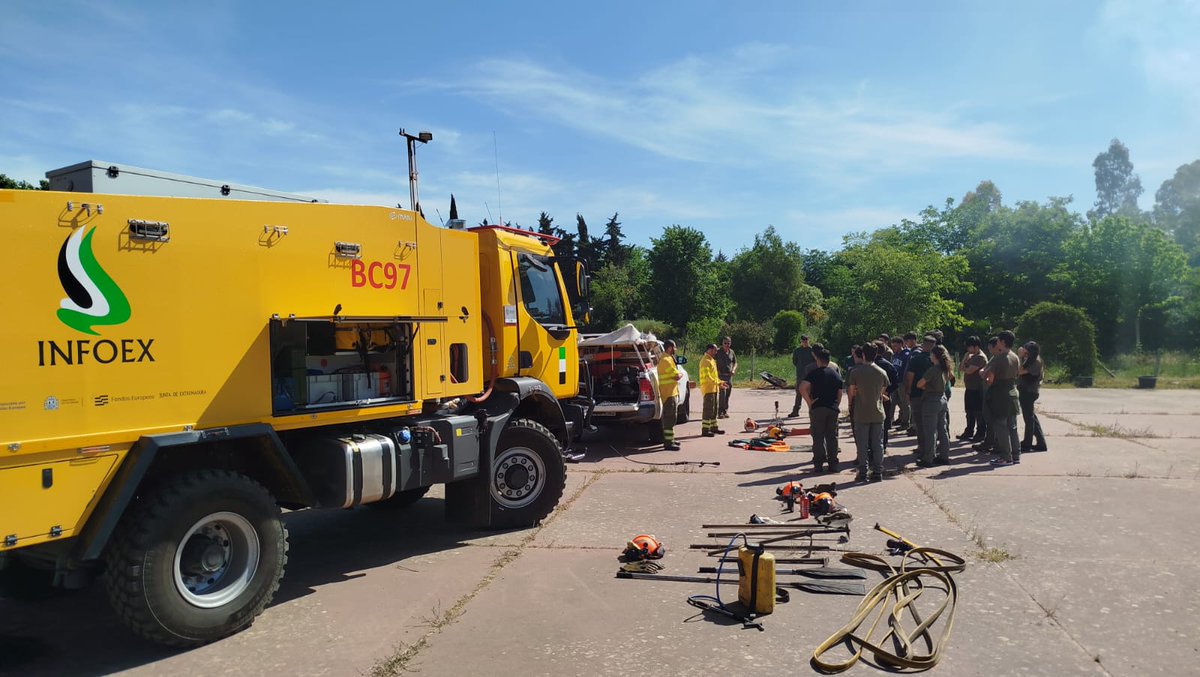 ExtremaduraON's tweet photo. Presente y futuro del #INFOEX 💚🌳

Hoy hemos tenido la suerte de compartir con el alumnado del IES Nuestra Señora de Botoa (Badajoz) del CFGS de Gestión Forestal y del Medio Natural

Aquí se forman quienes mañana protegerán nuestra tierra. Talento, compromiso y vocación 🔥🚒 https://t.co/Gi95o59x8D