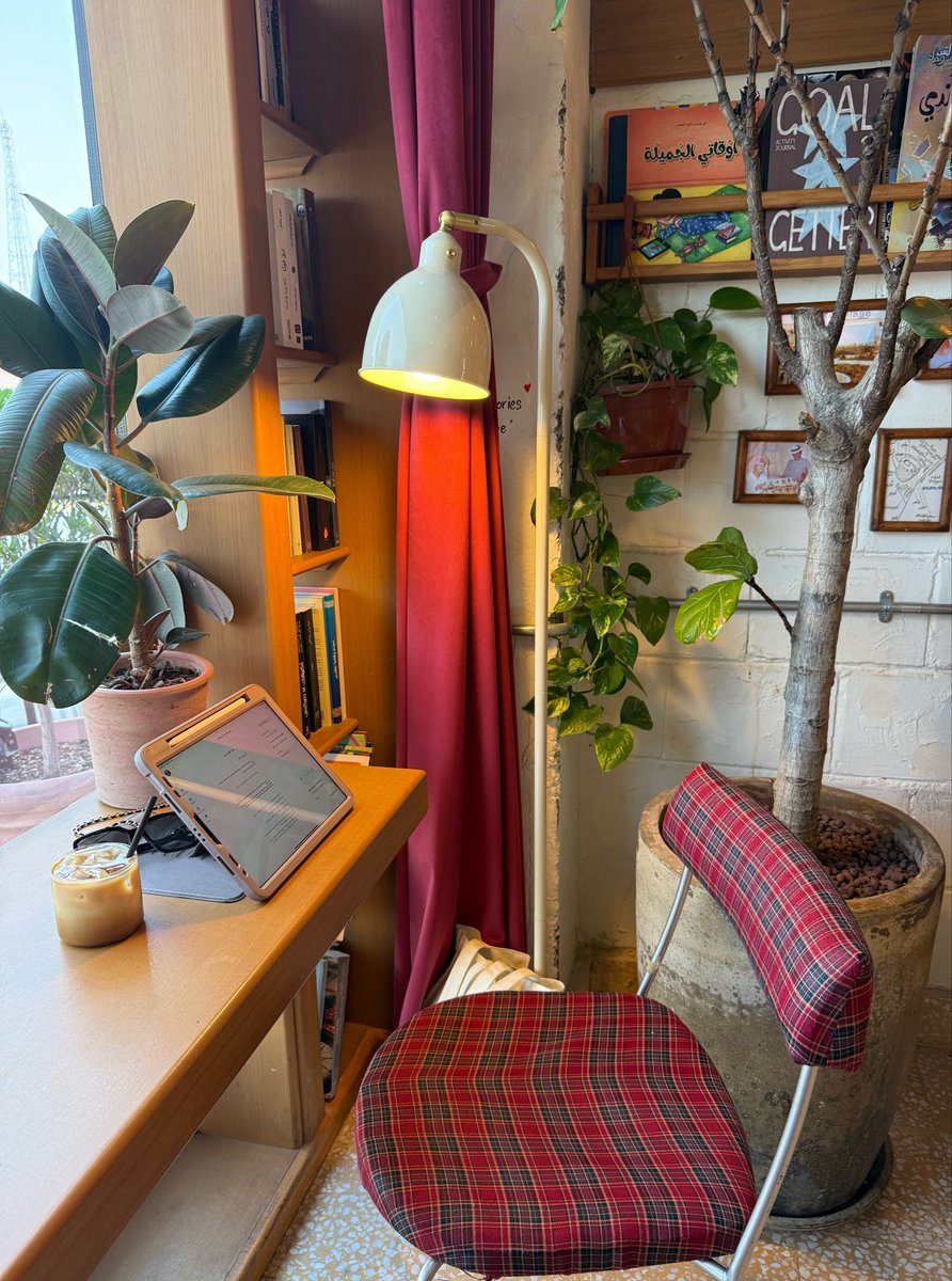 نستكمل العمل ونصحح الواجبات 📝🫶🏼💻📚🌹🌿 معاملة هالطاولة والكرسي مكتبي في كافيه أوليا 🤭❤️📍Olea Caffe