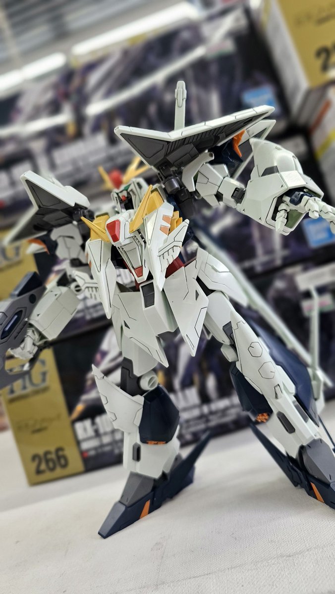 BANDAI 今週発売のΞガンダムのsample作製しました。お客さんがスミ入れ