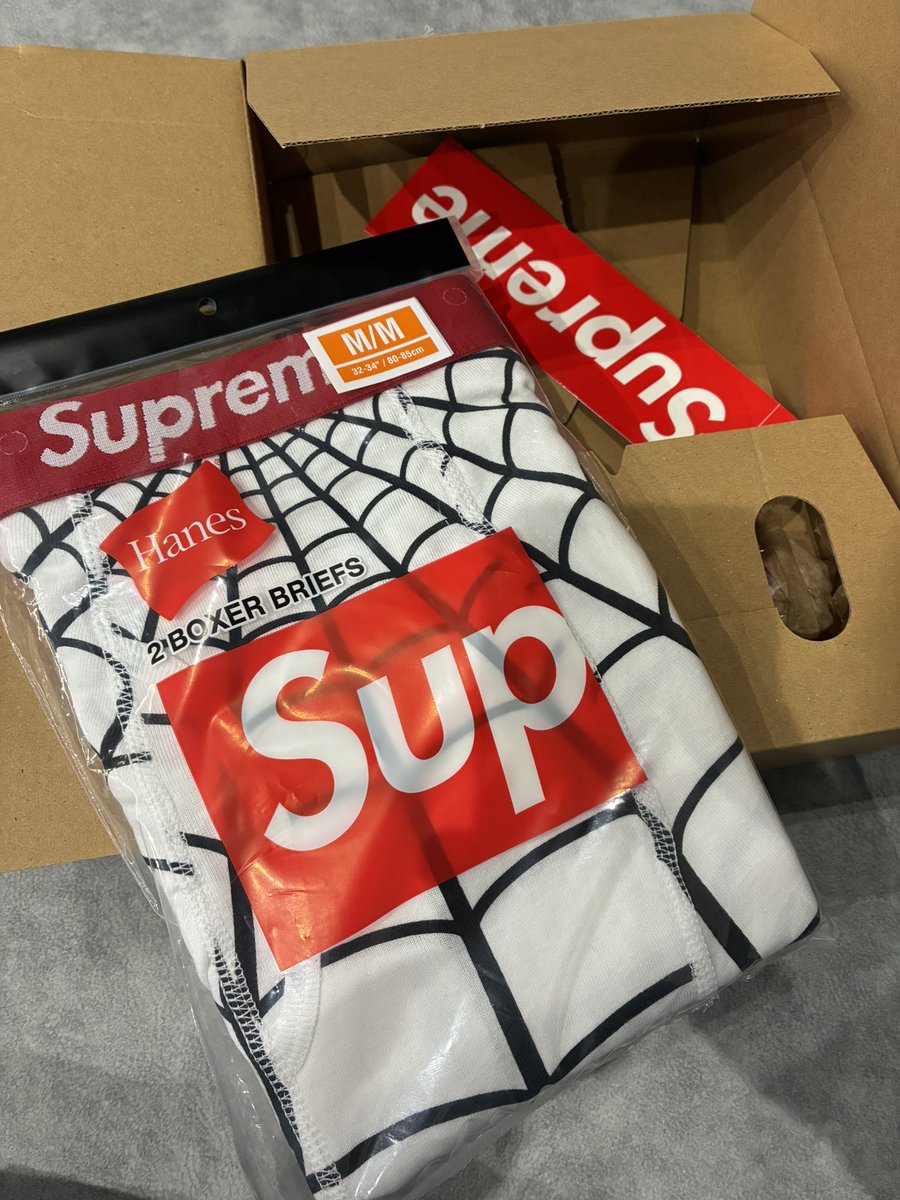 aeumjg's tweet image. Supreme week7
ピンクT👚

Supreme week9
スパイダー白ボクサーパンツ今日届いた🕷️

白のボクサーパンツ買えたけど
当方40代
残尿大丈夫かな…
履けるかな？
#supreme
#スパイダーマン
#パンツ履くのもギャンブル
#嫁にみつからないようにこっそり洗濯
#頻尿残尿