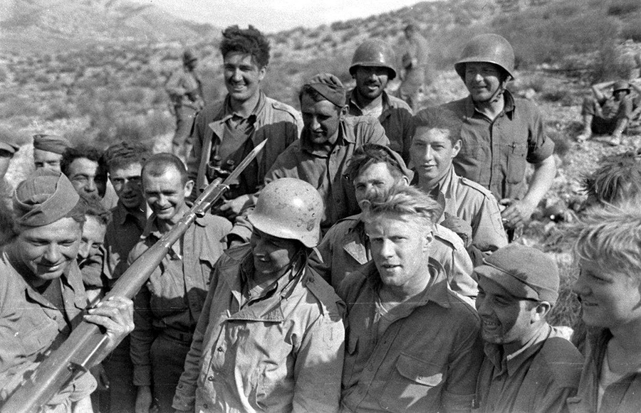 WWIIpix's tweet image. This day in 1943, the Battle of Hill 609 began in Tunisia between American and German forces. 

It resulted in one of the more clear-cut U.S. victories of the campaign and is often cited as a “coming-of-age” moment for American forces in North Africa. #WW2